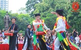 [ẢNH] Trai làng má phấn, môi son múa 